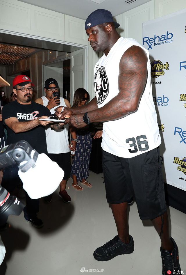 奥尼尔嘻哈造型亮相 举34号战袍不忘搞怪