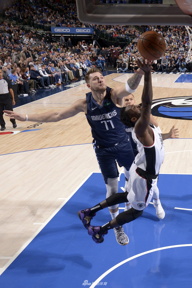 独行侠主场迎战爵士