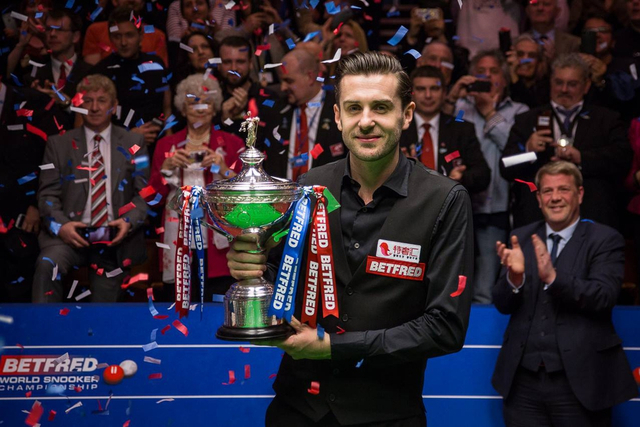 塞尔比展示奖杯