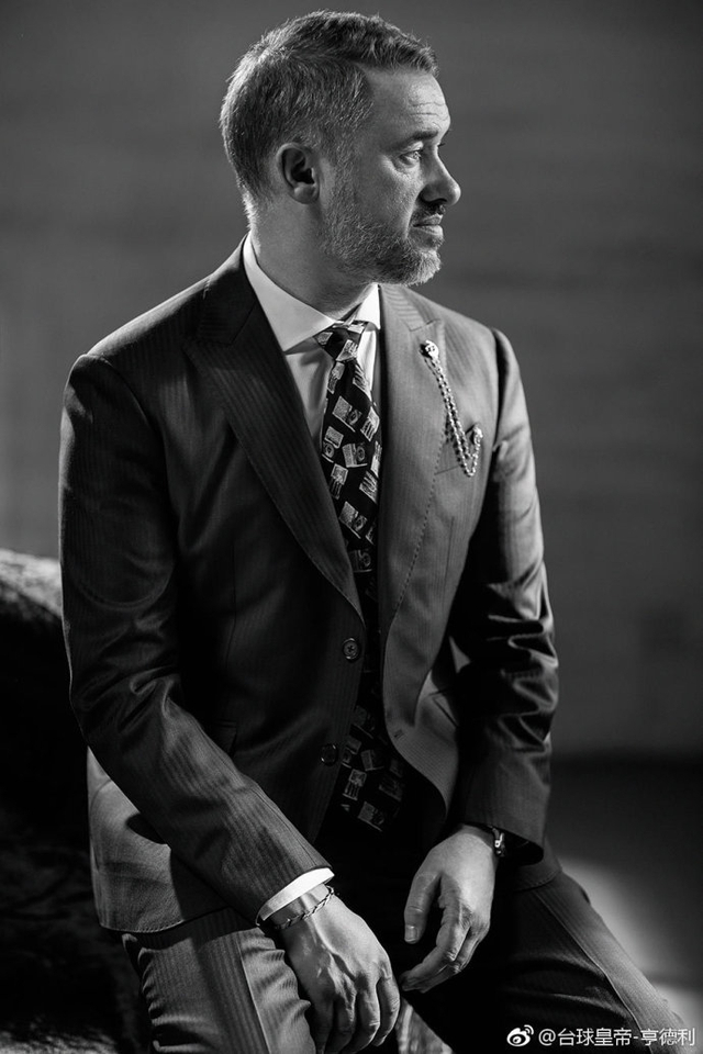 48岁亨德利拍写真尽显大叔魅力