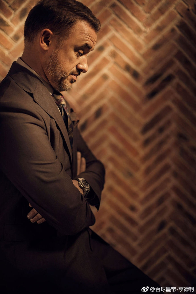 48岁亨德利拍写真尽显大叔魅力