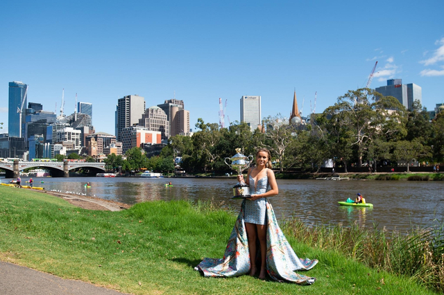 澳网肯宁在雅拉河畔展示奖杯