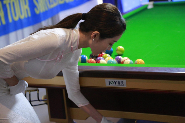 中国台球美女裁判穿旗袍瑞士执裁