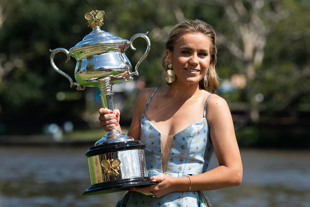 澳网肯宁在雅拉河畔展示奖杯
