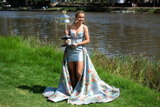 澳网肯宁在雅拉河畔展示奖杯