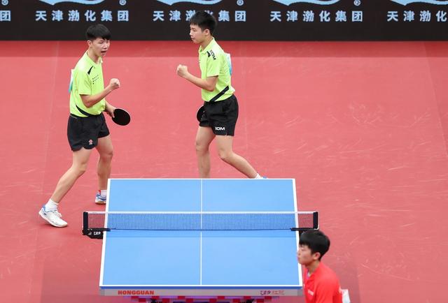 乒乓球体校甲组男子双打决赛中,北京市先农坛体育运动技术学校选手