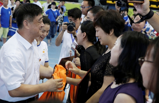 王楠回母校建立童享乒乓训练基地