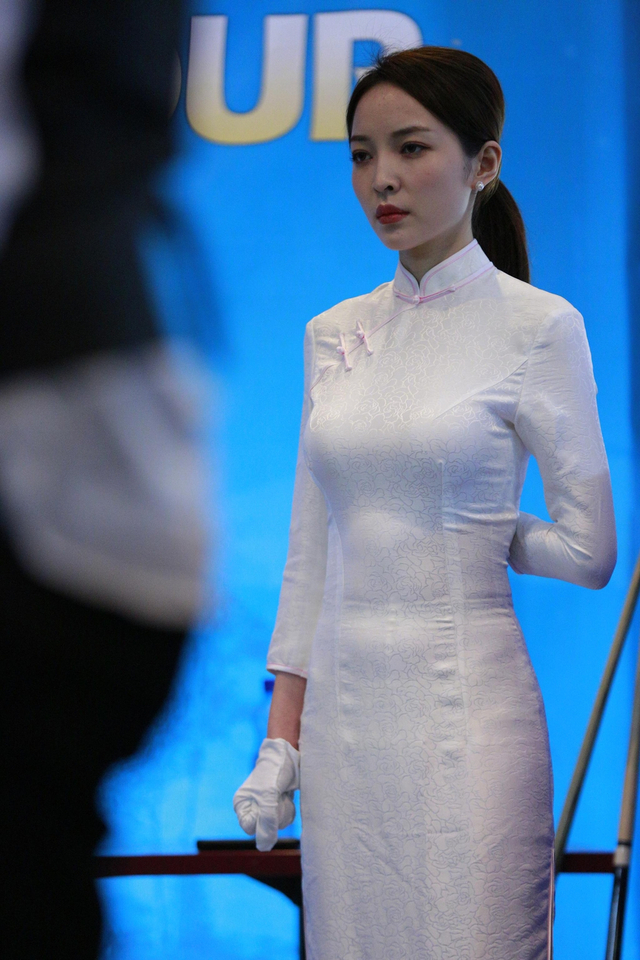 中国台球美女裁判穿旗袍瑞士执裁