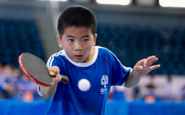 王楠回母校建立童享乒乓训练基地