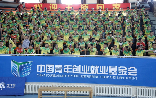 王楠回母校建立童享乒乓训练基地