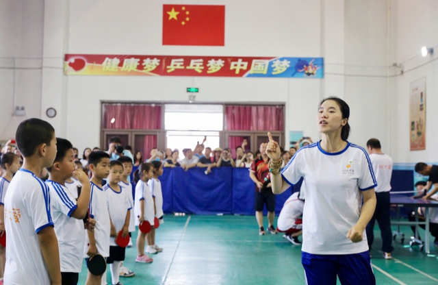 王楠回母校建立童享乒乓训练基地