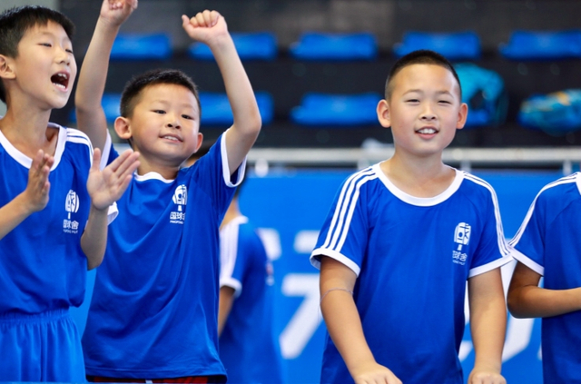 王楠回母校建立童享乒乓训练基地