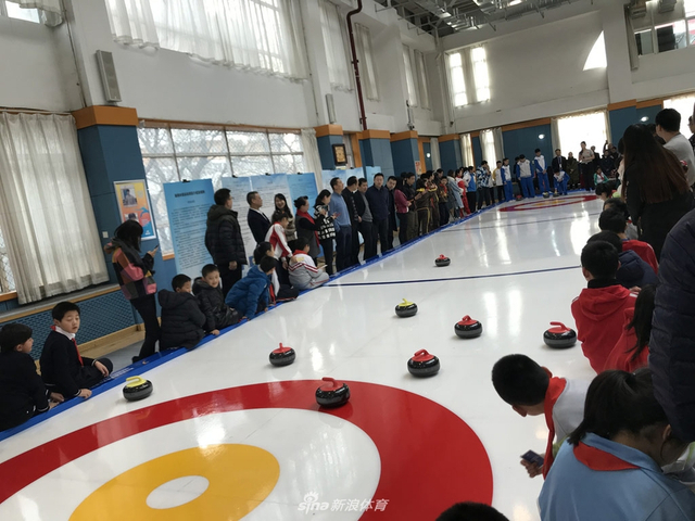 国家队队员给孩子们指导1