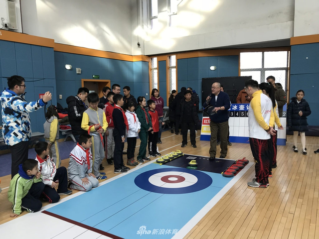 国家队队员与孩子们进行友谊