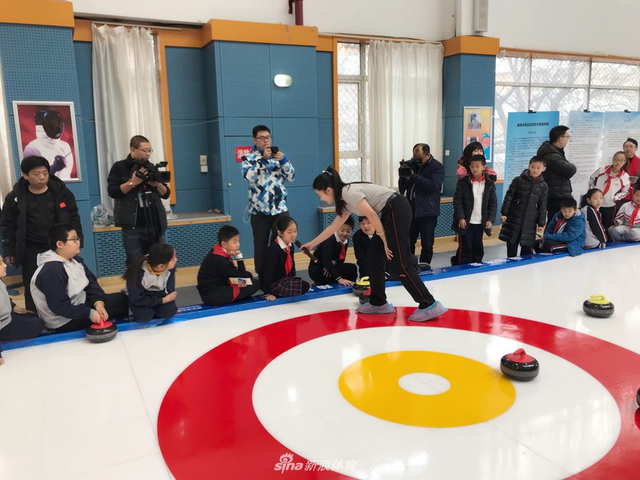 国家队队员给孩子们指导3