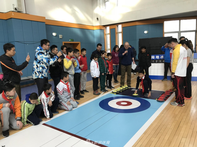 国家队队员与孩子们进行友谊赛2