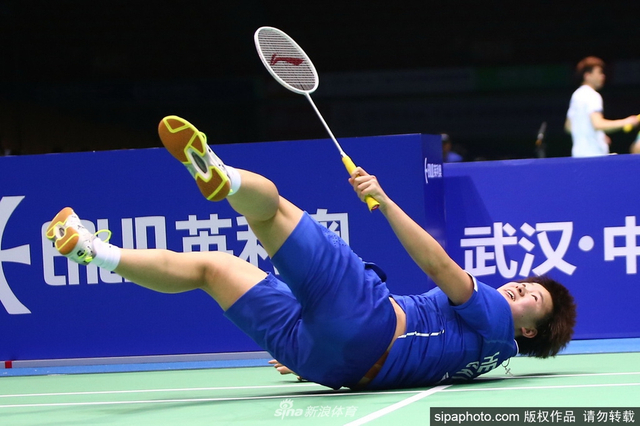 何冰娇倒地救球