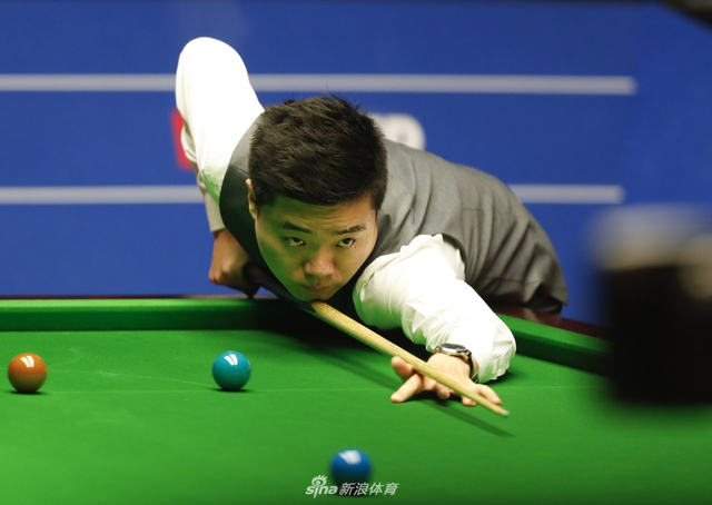 丁俊晖专注击球