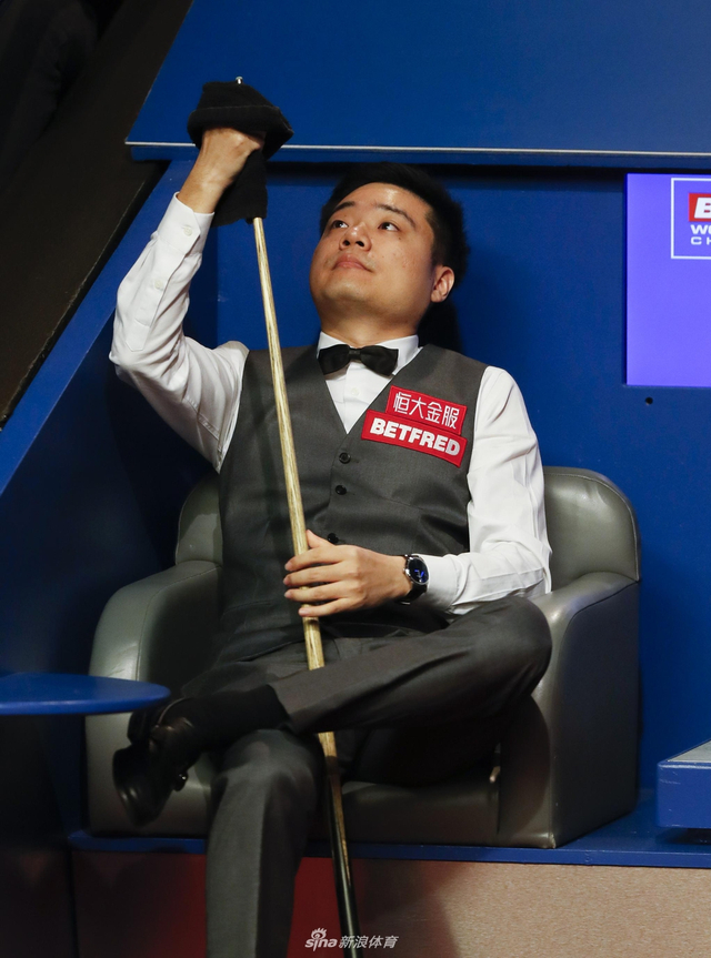 丁俊晖擦拭球杆