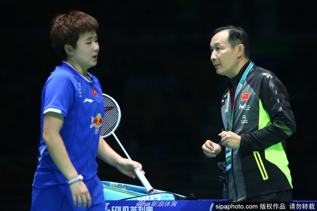 何冰娇接受教练指导