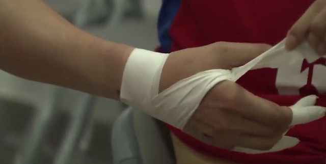 张晨受伤厚厚的胶布