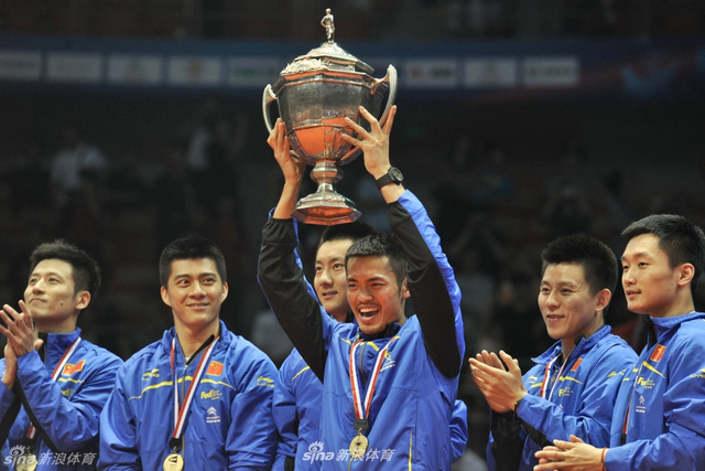 2012年林丹与队友获汤杯5连冠