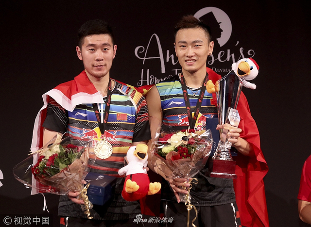 张楠和刘成捧起奖杯