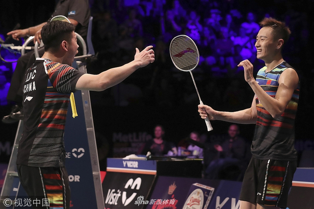 张楠和刘成庆祝胜利