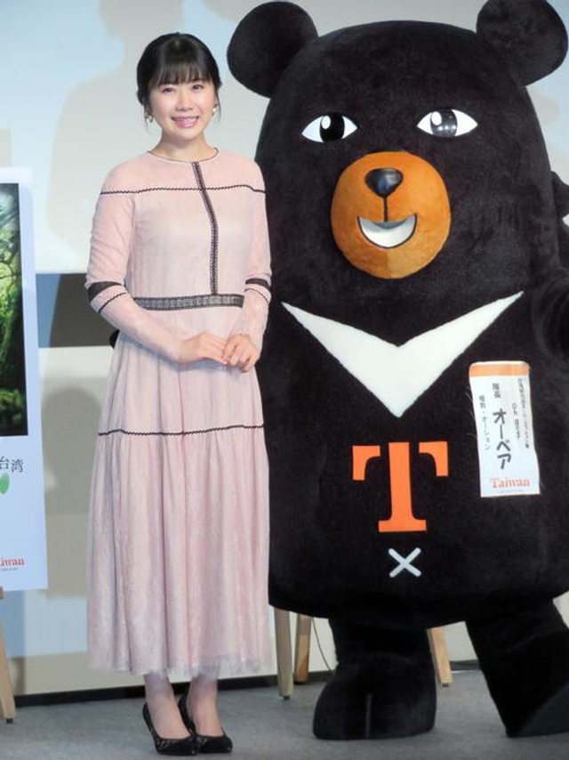 福原爱着素雅连衣裙出席活动