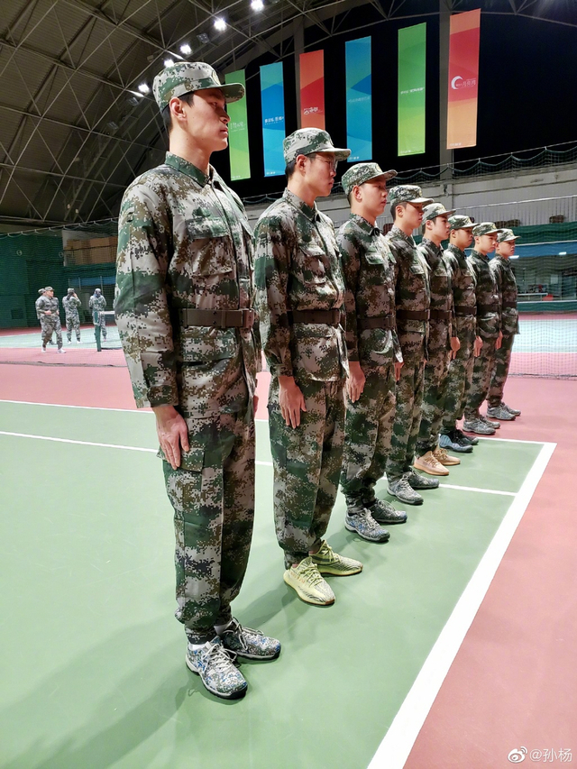 孙杨站军姿:我们都是战士!_新浪图片