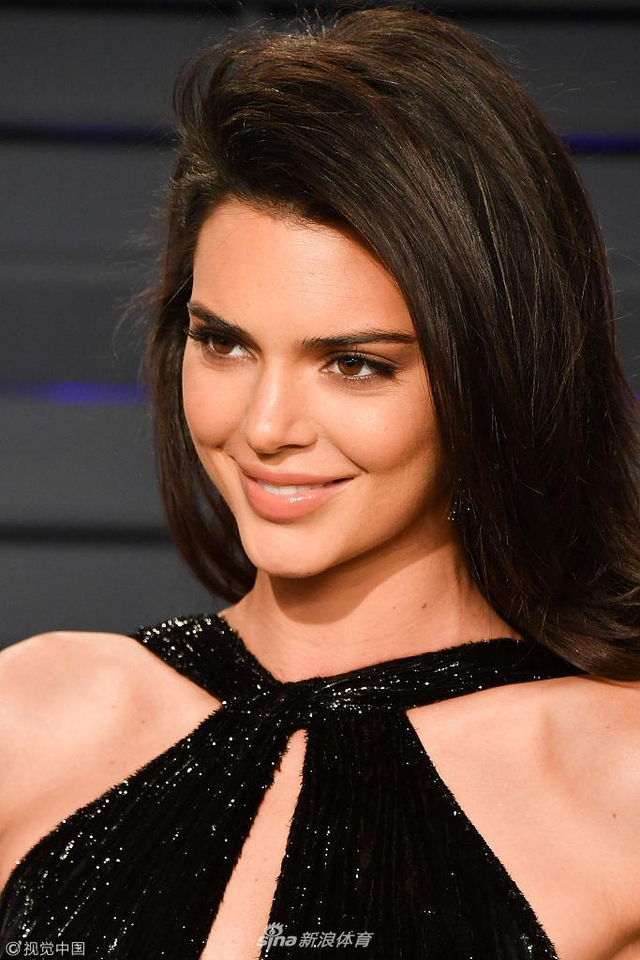 76人新人王女友詹娜出席派对 这双腿什么水平