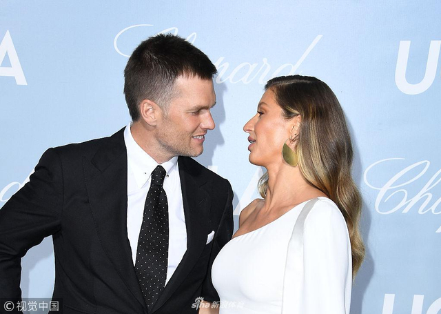 北京时间2月23日洛杉矶,nfl爱国者队巨星汤姆-布雷迪与妻子