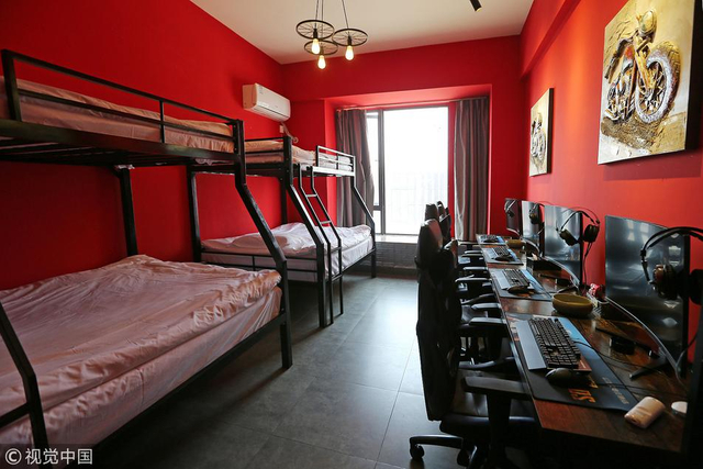 成都电竞酒店可开黑洗澡睡觉 电竞套房周末爆满