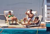 C罗与家人享受悠闲假期 游艇晒太阳不忘展示肌肉力量