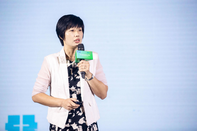 中原网球中心副主任孙甜甜女士介绍赛事口号及官方媒体矩阵