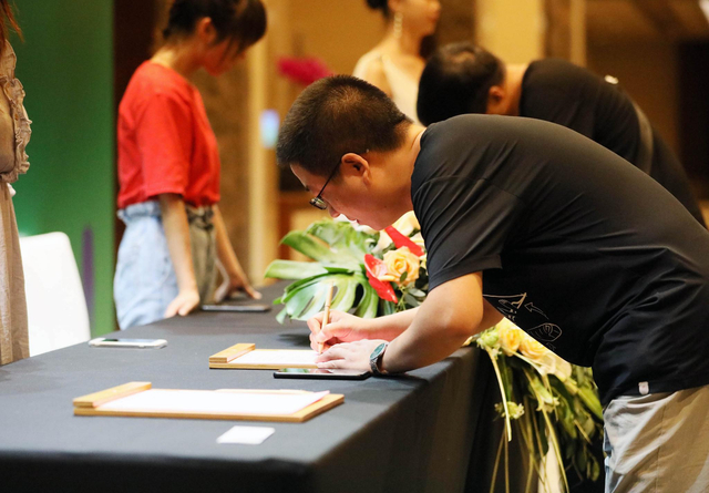 与会媒体现场签到