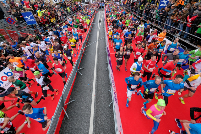 汉堡马拉松赛举行 选手古城穿越_新浪图片