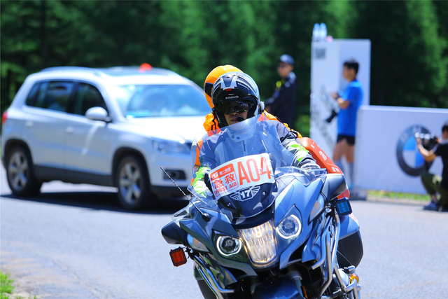 赛道上的第一反应工作人员