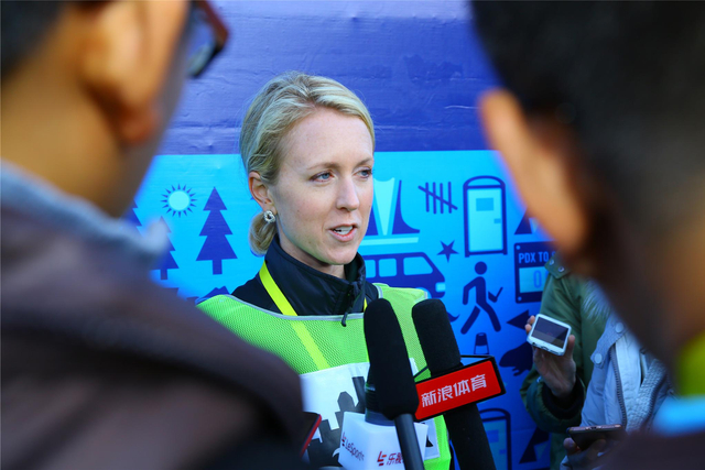 Hood to Coast 系列赛主席及联合所有人Felicia Hubber接受媒体采访