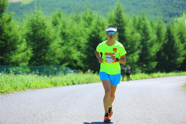 在天路上奔跑的跑友