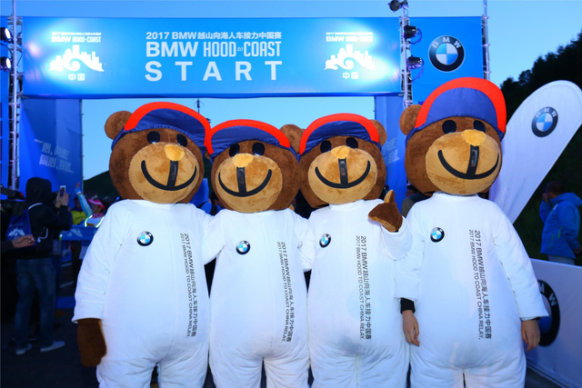 赛道上为选手加油的宝马熊