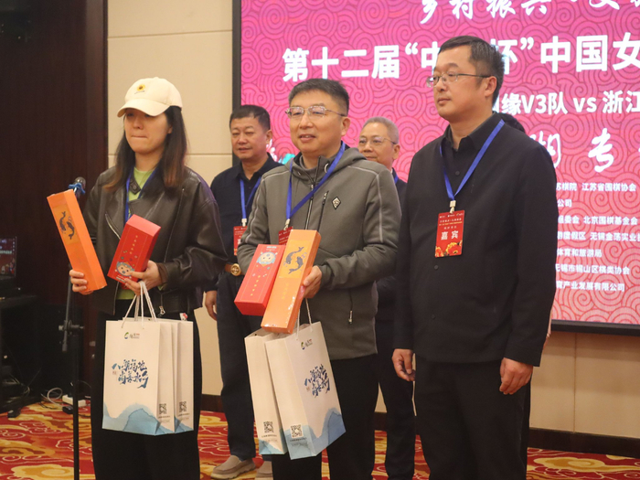 鹅湖镇副镇长向两队领队赠送文创纪念品