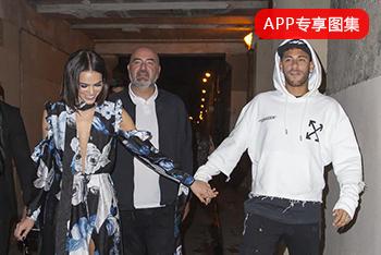 内马尔携女友亮相巴黎