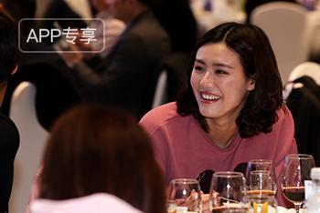 女神刘湘甜美出席晚宴