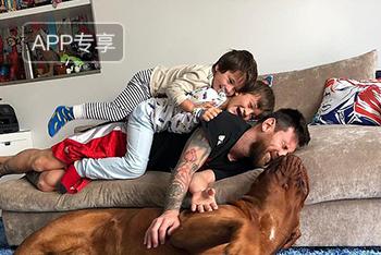 梅西和爱犬的快乐生活
