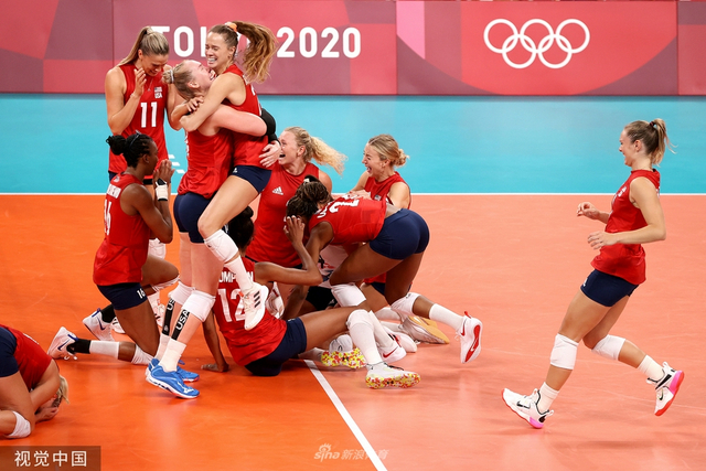 美国女排大胜巴西夺金 金牌数反超中国