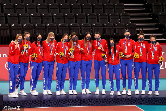 美国女排大胜巴西夺金 金牌数反超中国