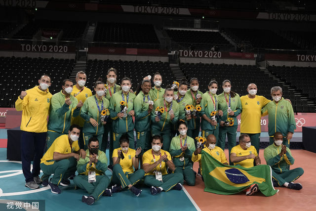 美国女排大胜巴西夺金 金牌数反超中国