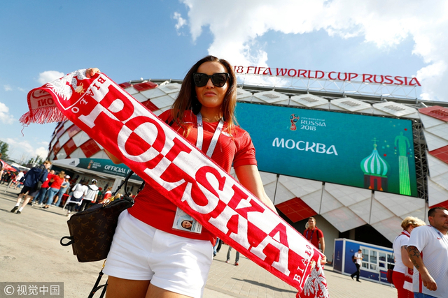 波兰女球迷惊艳亮相颜值高