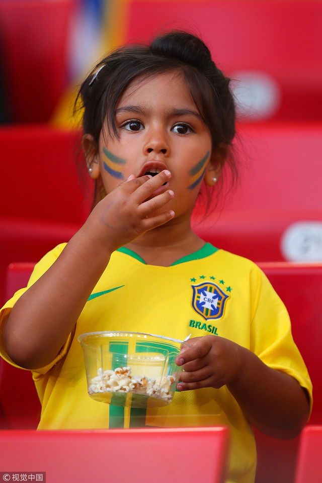 超可爱!巴西小球迷咬奶嘴助阵